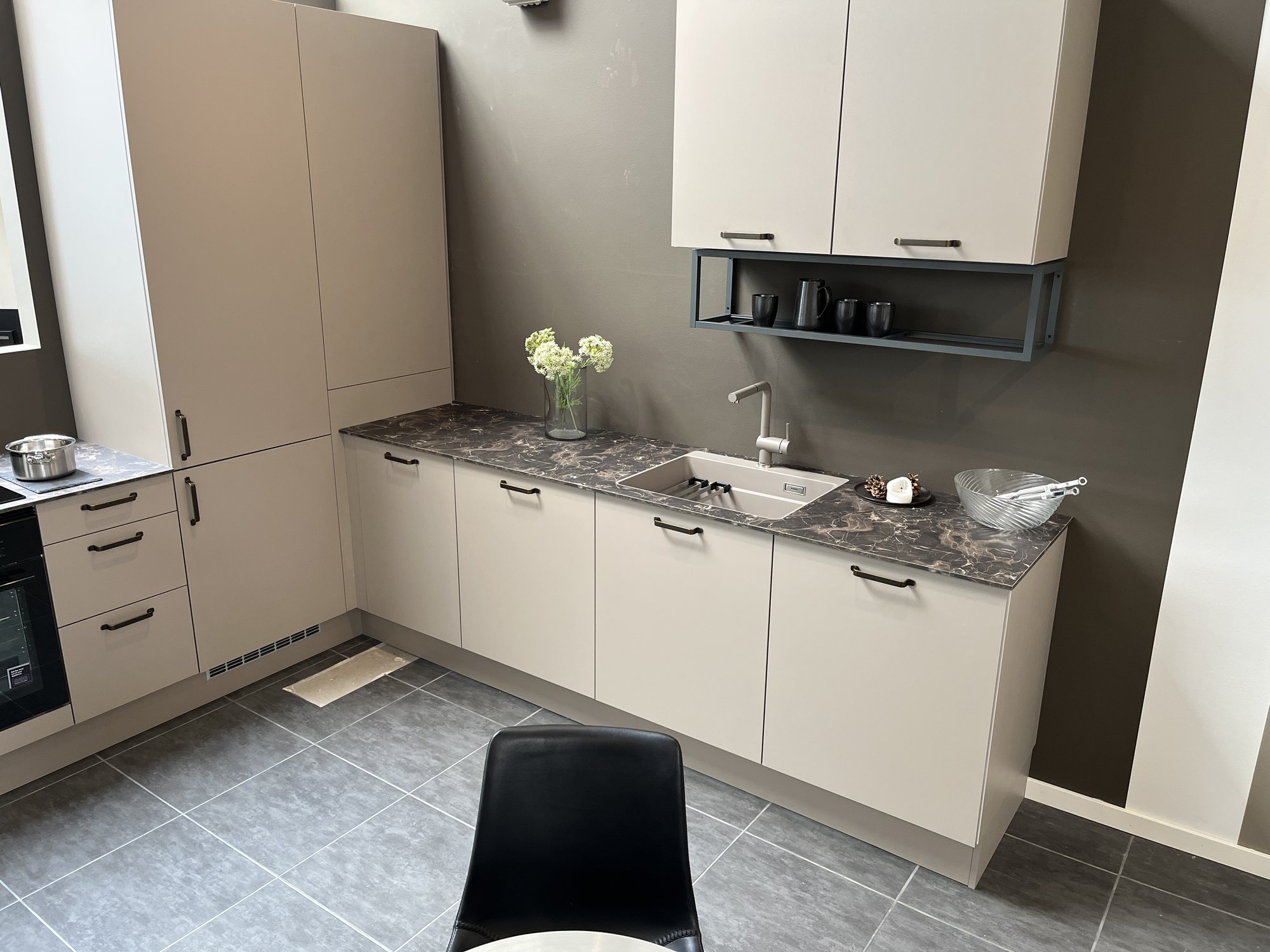 Fibercore bordplade i farven Oriental Stone Brown Du S63007 Cm - køkkenmiljø fra Min Bordplade - Stenlook bordplader