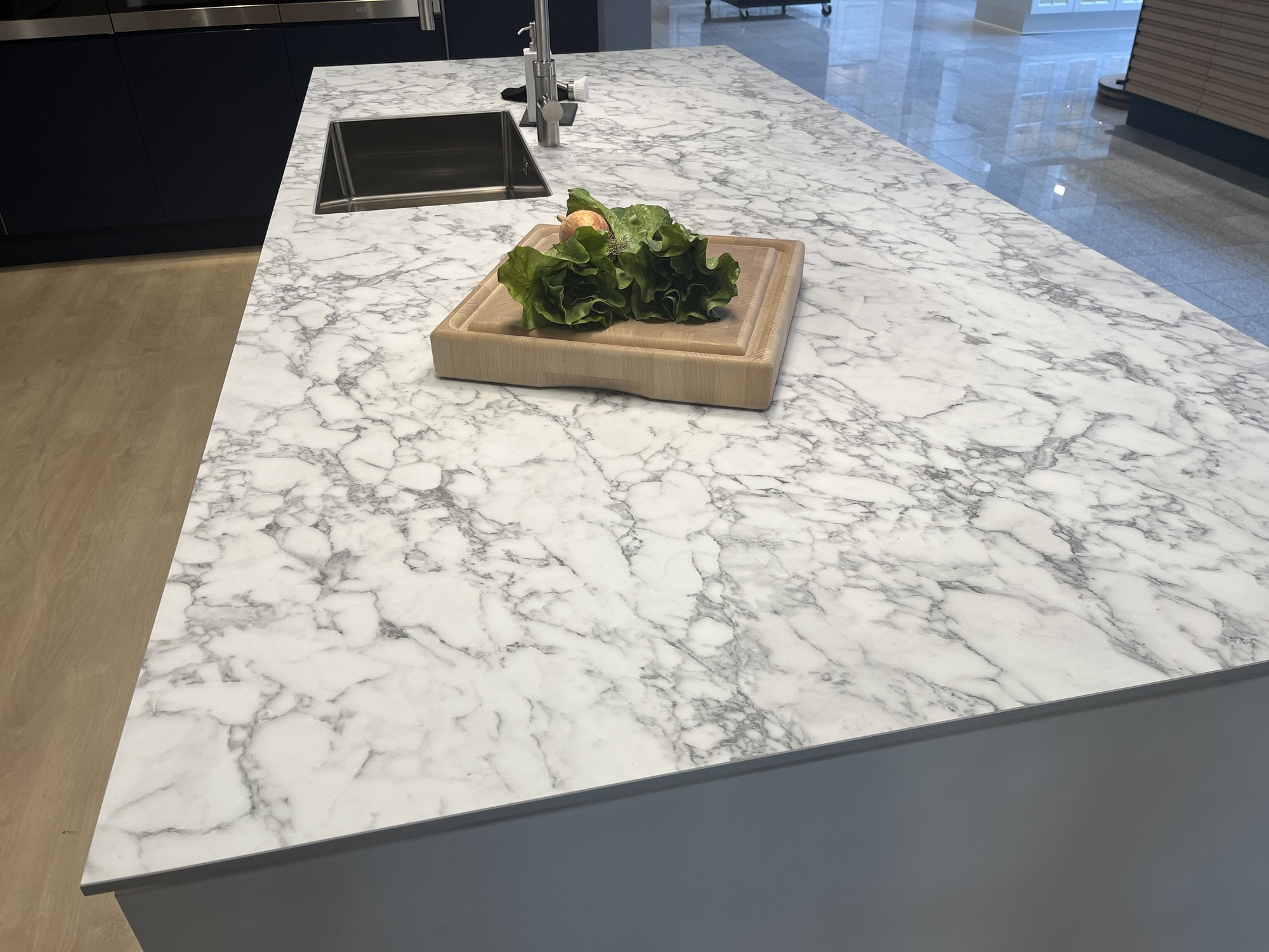 Inspiration: Carrara Marble Kompaktlaminat bordplade efter mål - Marmorlook bordplader