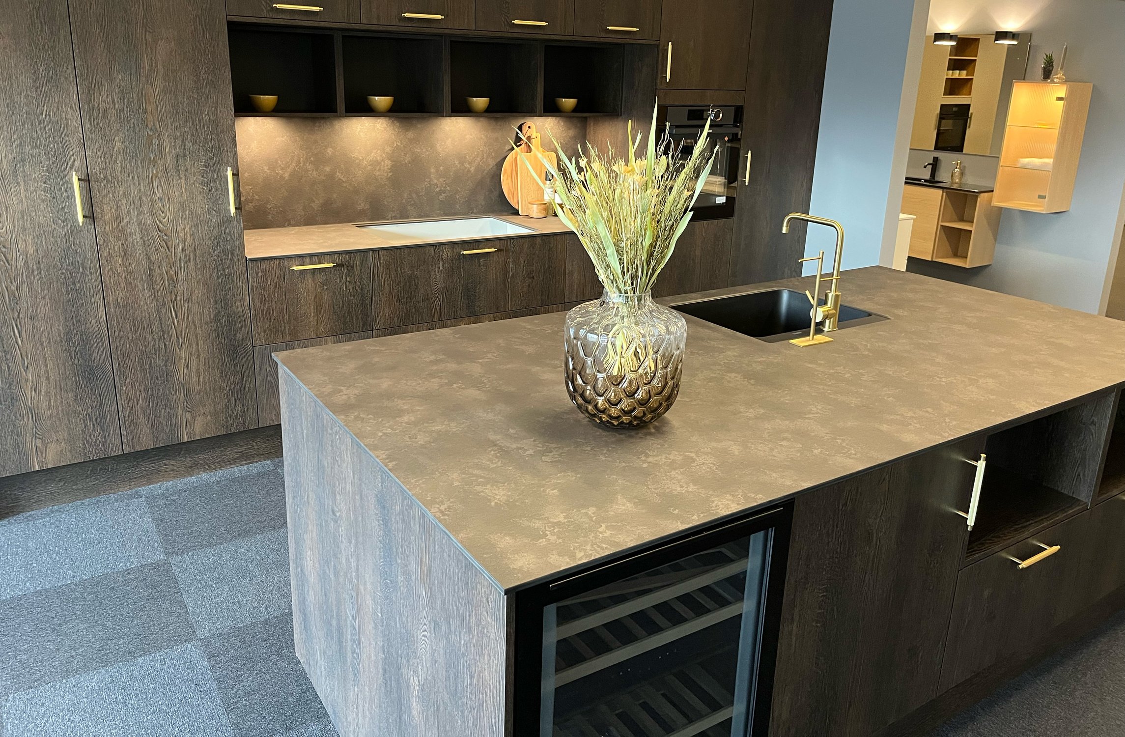 Kompaktlaminat bordplade i farven Metallic Brown - køkkenmiljø fra Min Bordplade - Bordplader til bad