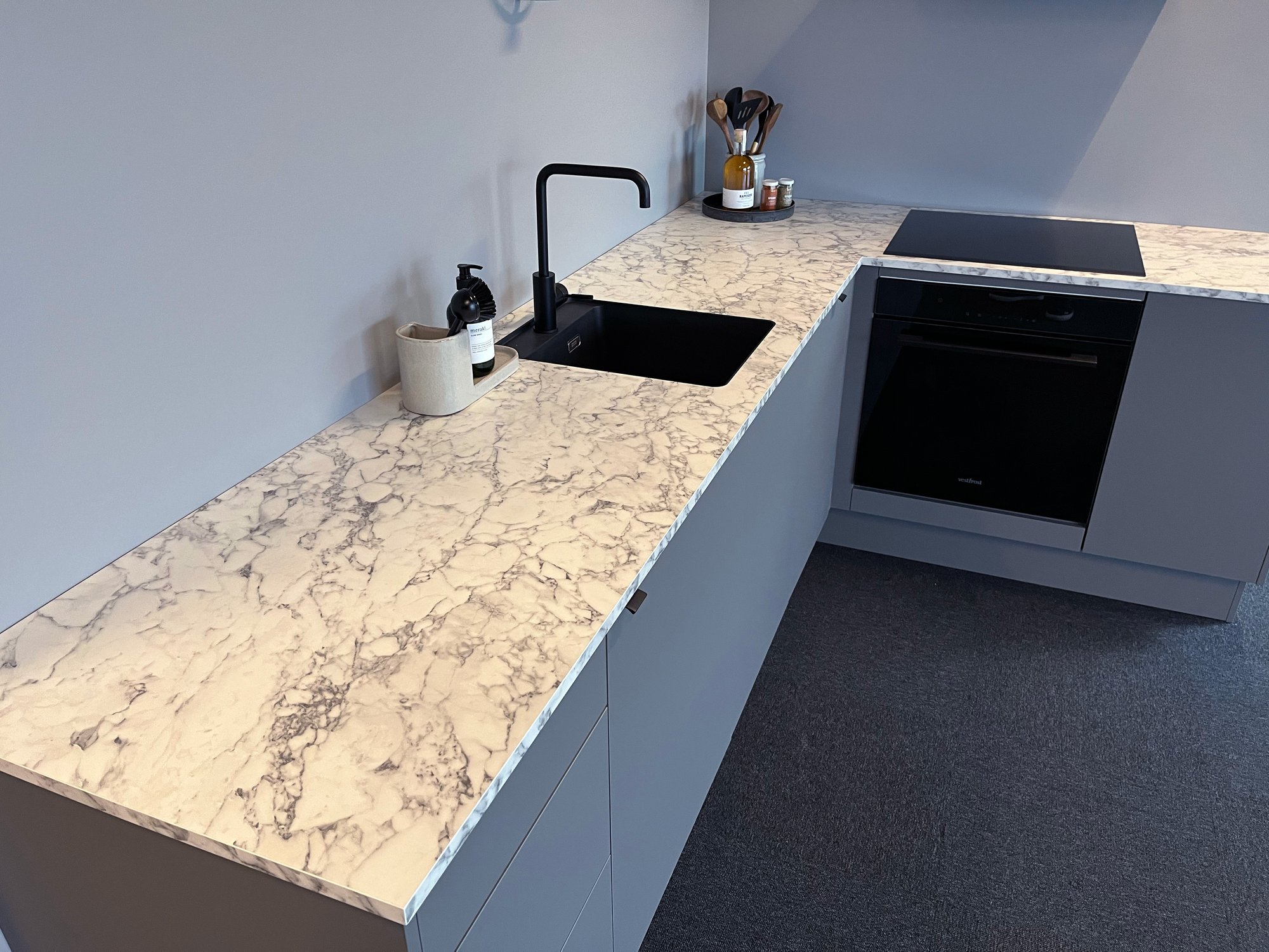 Laminat bordplade i farven Carrara Marble Du R6303 Sm - køkkenmiljø fra Min Bordplade - Marmorlook bordplader