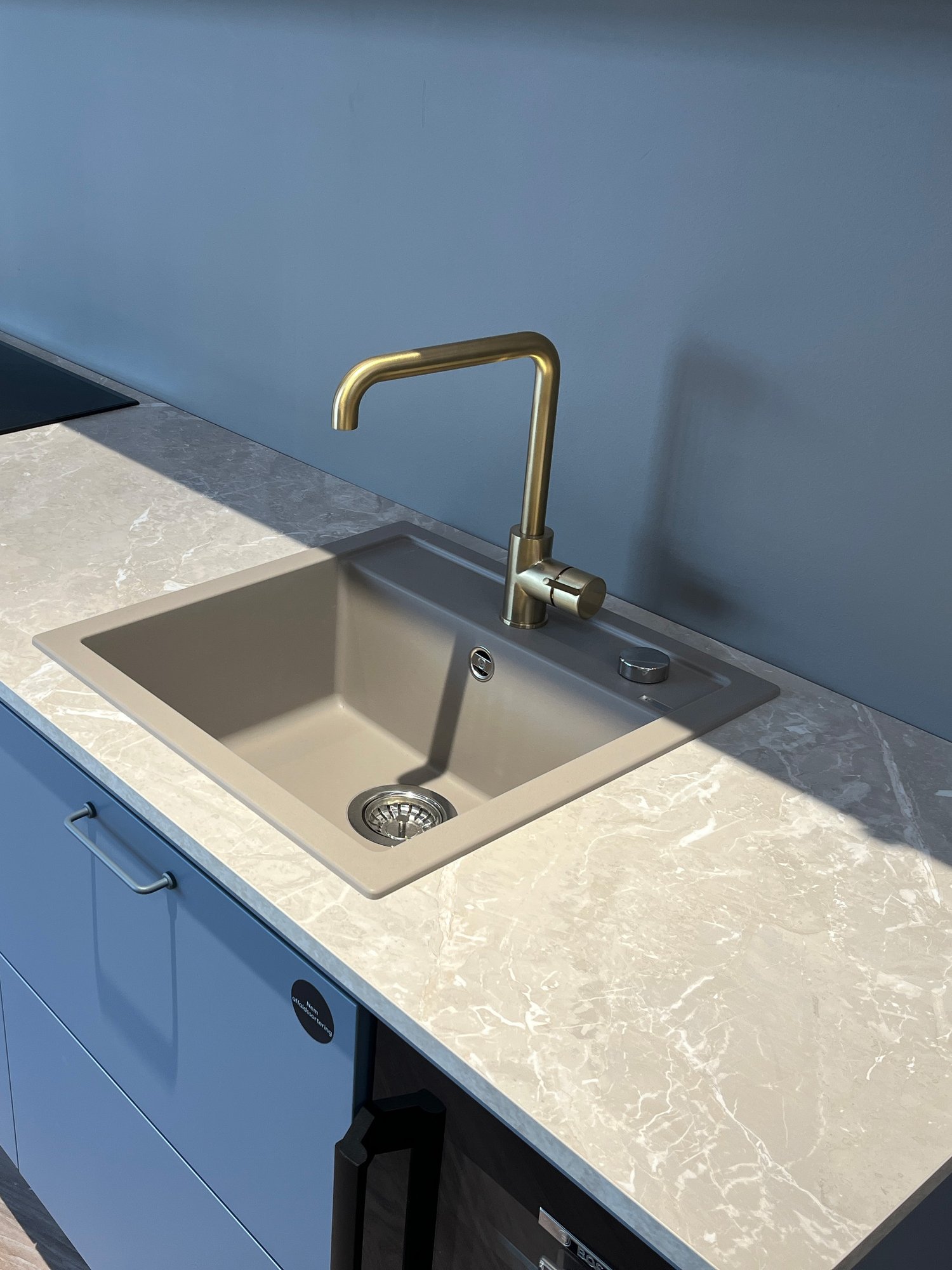 Laminat bordplade i farven Dolce Marble - køkkenmiljø fra Min Bordplade - Marmorlook bordplader