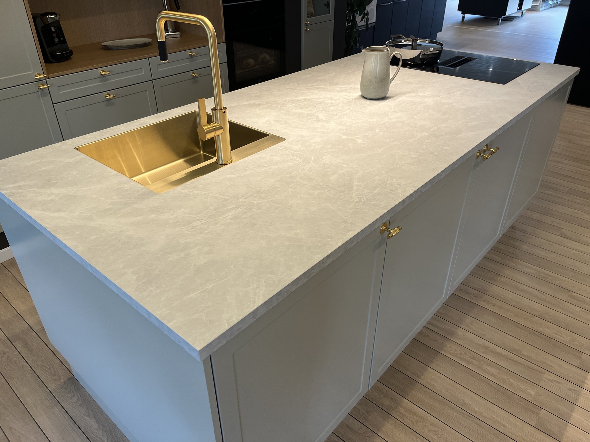 Larsos Marble farve i Laminat bordplade - vist i køkkenmiljø - Marmorlook bordplader