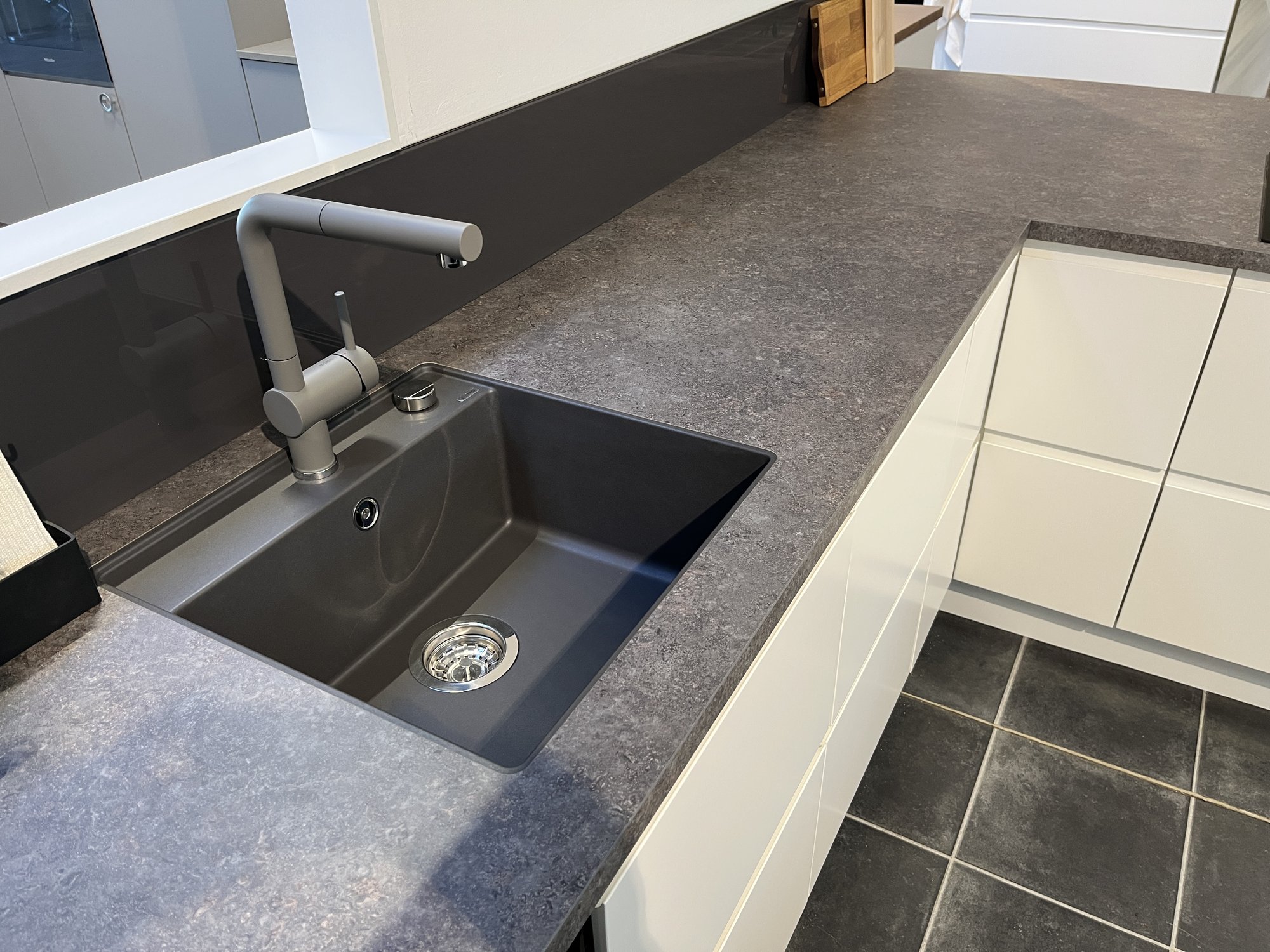 Laminat bordplade i farven Metallic Brown - køkkenmiljø fra Min Bordplade - Bordplader til bad