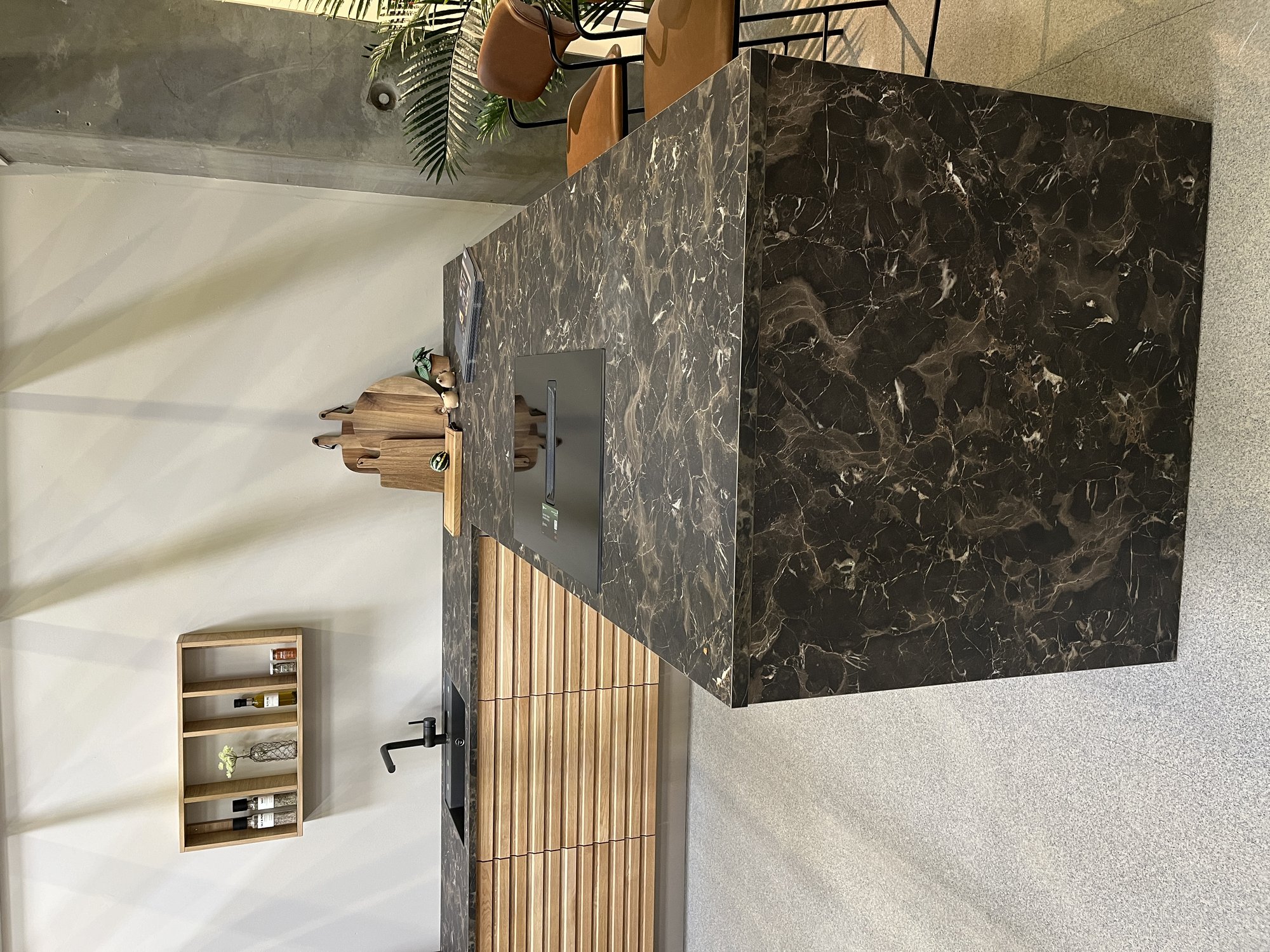 Oriental Stone Brown farve i Laminat bordplade - vist i køkkenmiljø - Stenlook bordplader